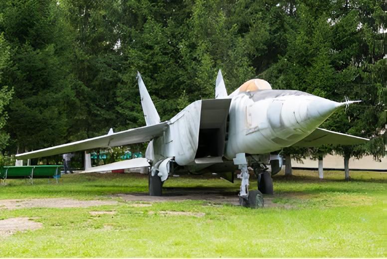 俄罗斯米格-25R“狐蝠”侦察机米格-25R“狐蝠”（Foxbat）侦察机是苏联