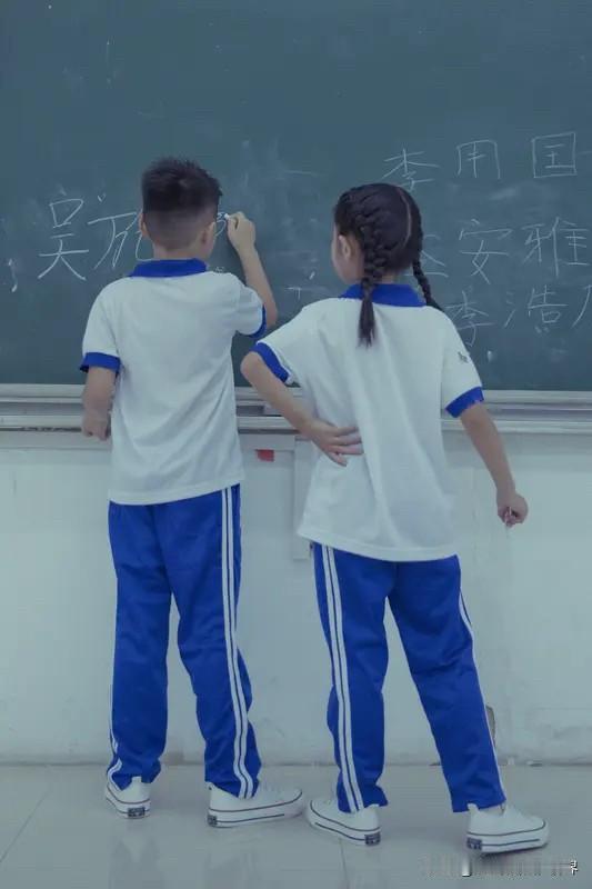 到了退休的年龄
不要为任何人指点
这是一个正确的做法
前几天同学吃饭
同学孩子马