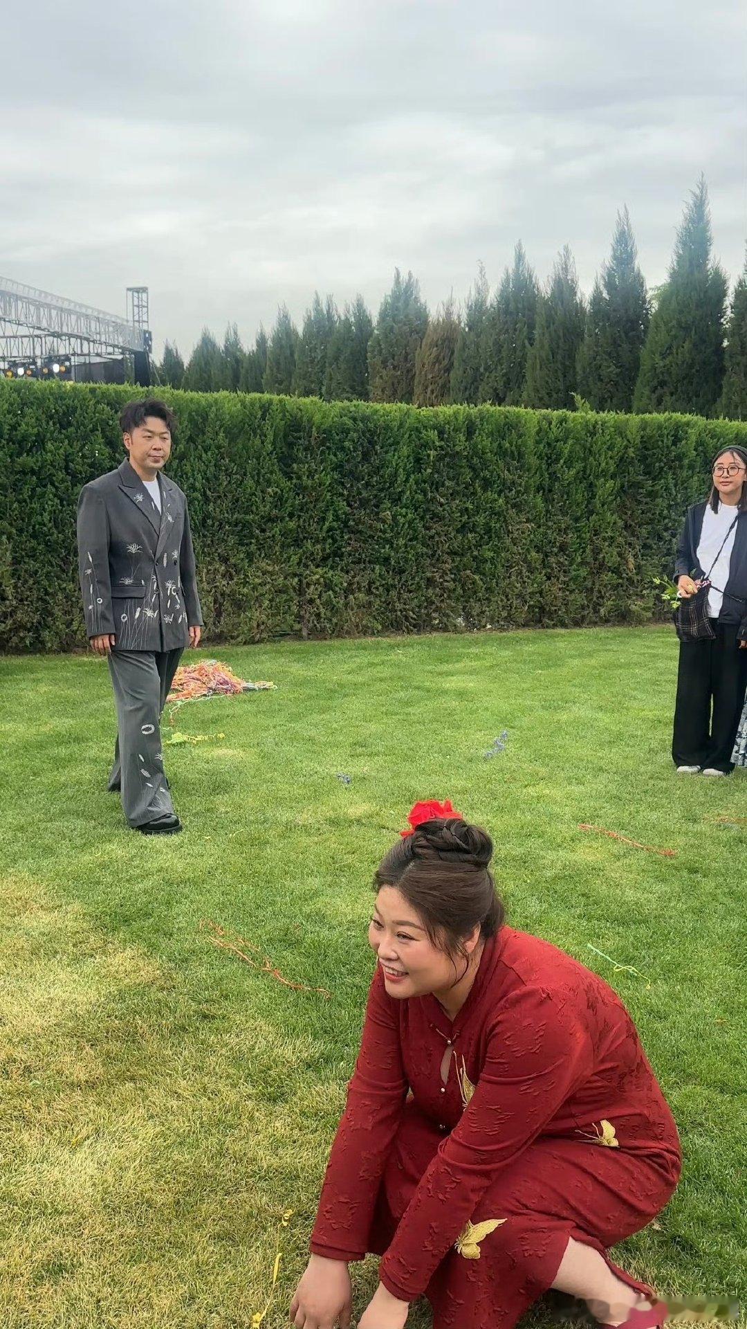 杜海涛乱入路人的斯皮尔伯格镜头杜海涛社交主打雨露均沾沉浸式感受乡土趣味，和大家一