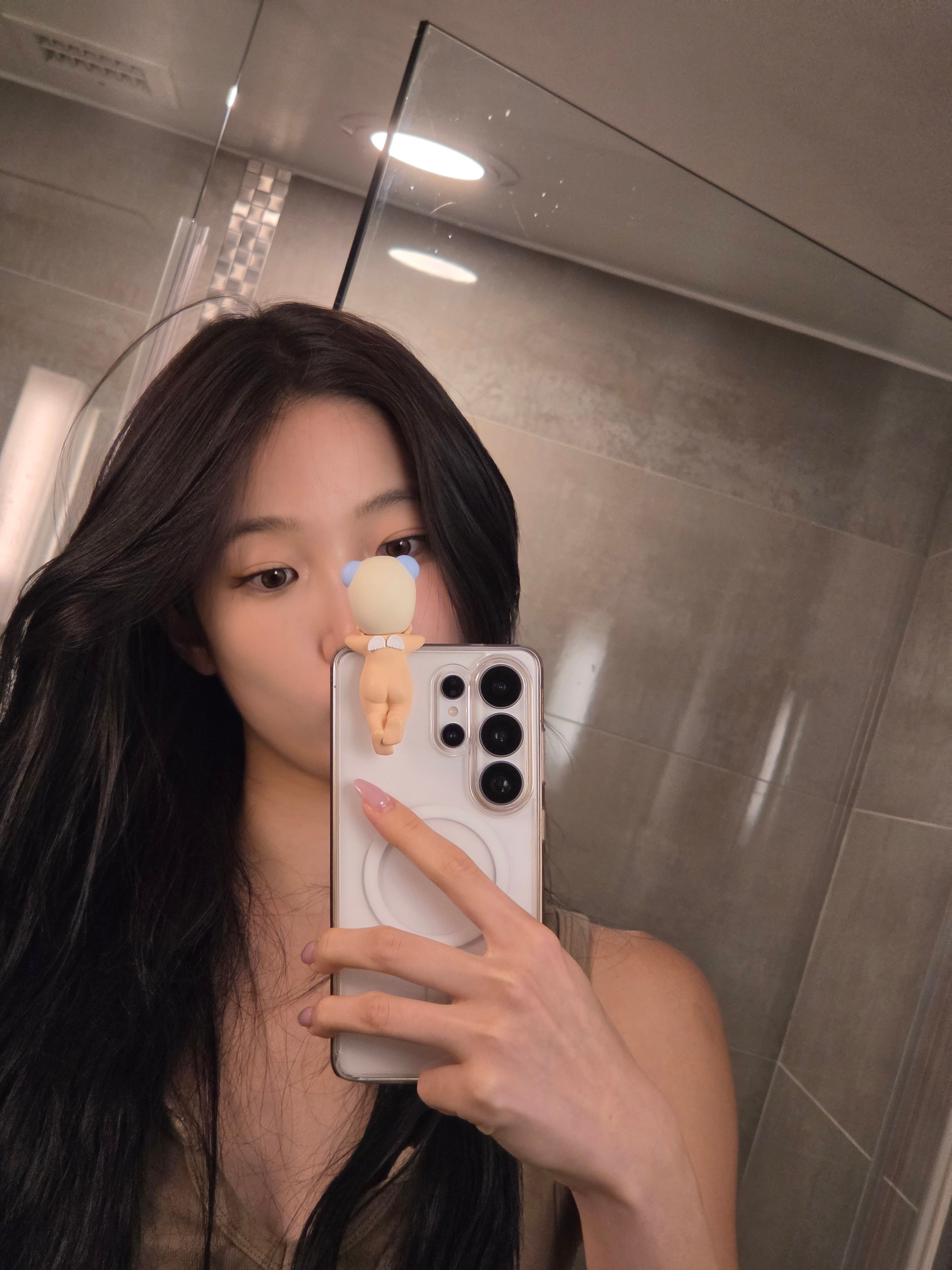 光屁小天使在欣赏我女神 