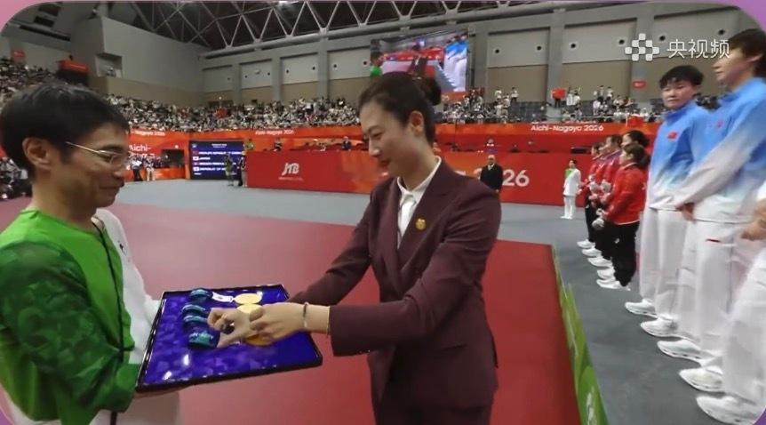 给女乒颁奖的居然是丁校长啊她是亚奥理事会委员 颁奖也合适 ​​​