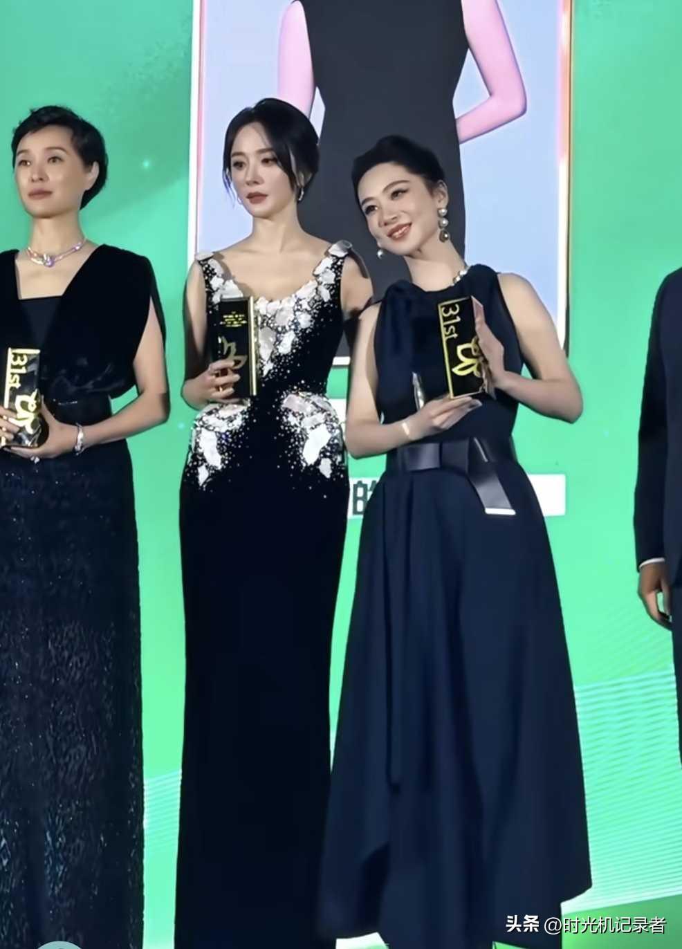 杨幂越来越好了，和吴越，杨紫拍照，为了更加入镜，一边拉着姐姐，一边把妹妹往身边拽