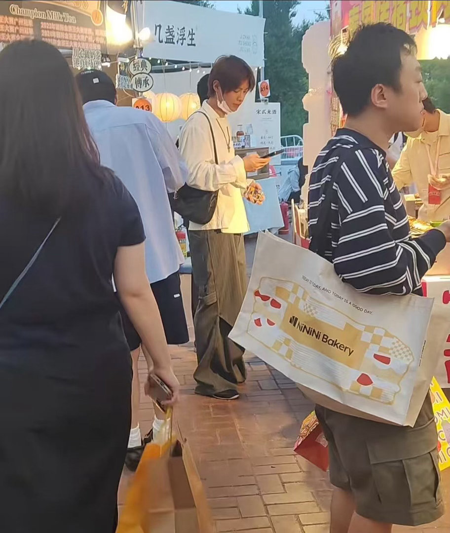 网友今天在北京朝阳公园偶遇黄明昊逛面包节了小贾状态好松弛，好想知道面包好不好吃~
