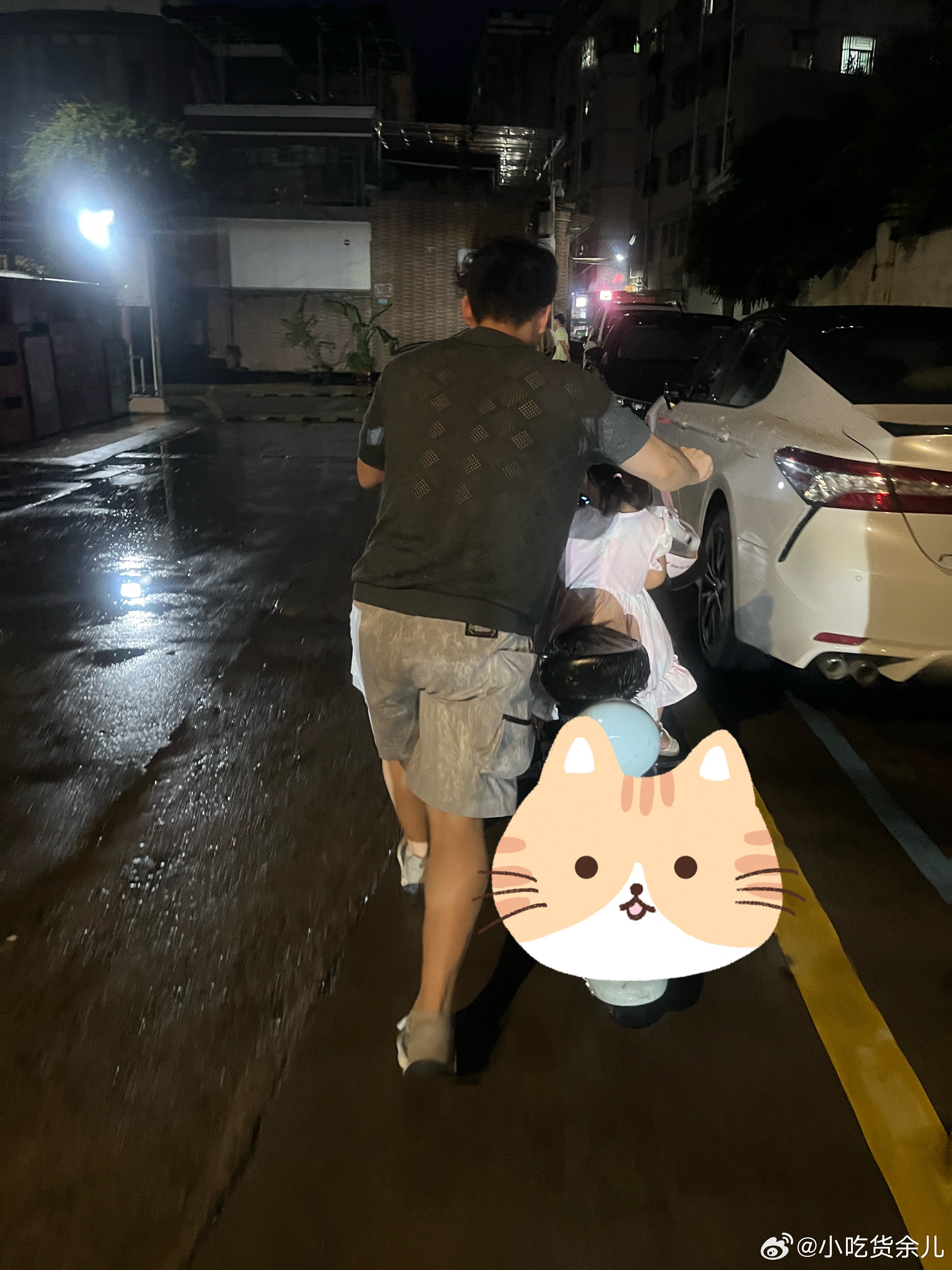 回家，我刚坐上车，轮胎就爆了，细狗推着柠宝去找修车的。晚上在爷爷这里吃的，本来计