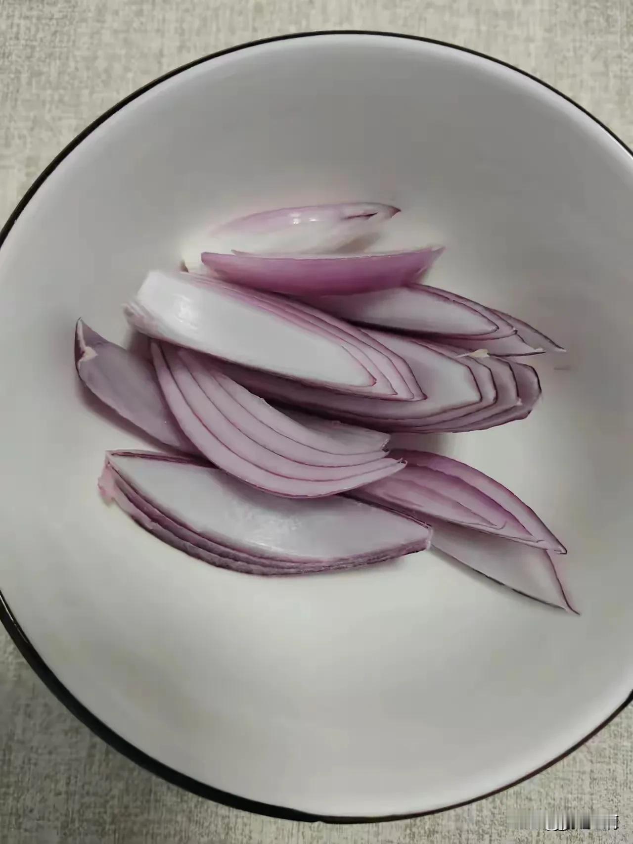 说个真是:我儿子有一段时间特别喜欢吃洋葱炒肉，他假期去兼职带小孩子上跆拳道课，中