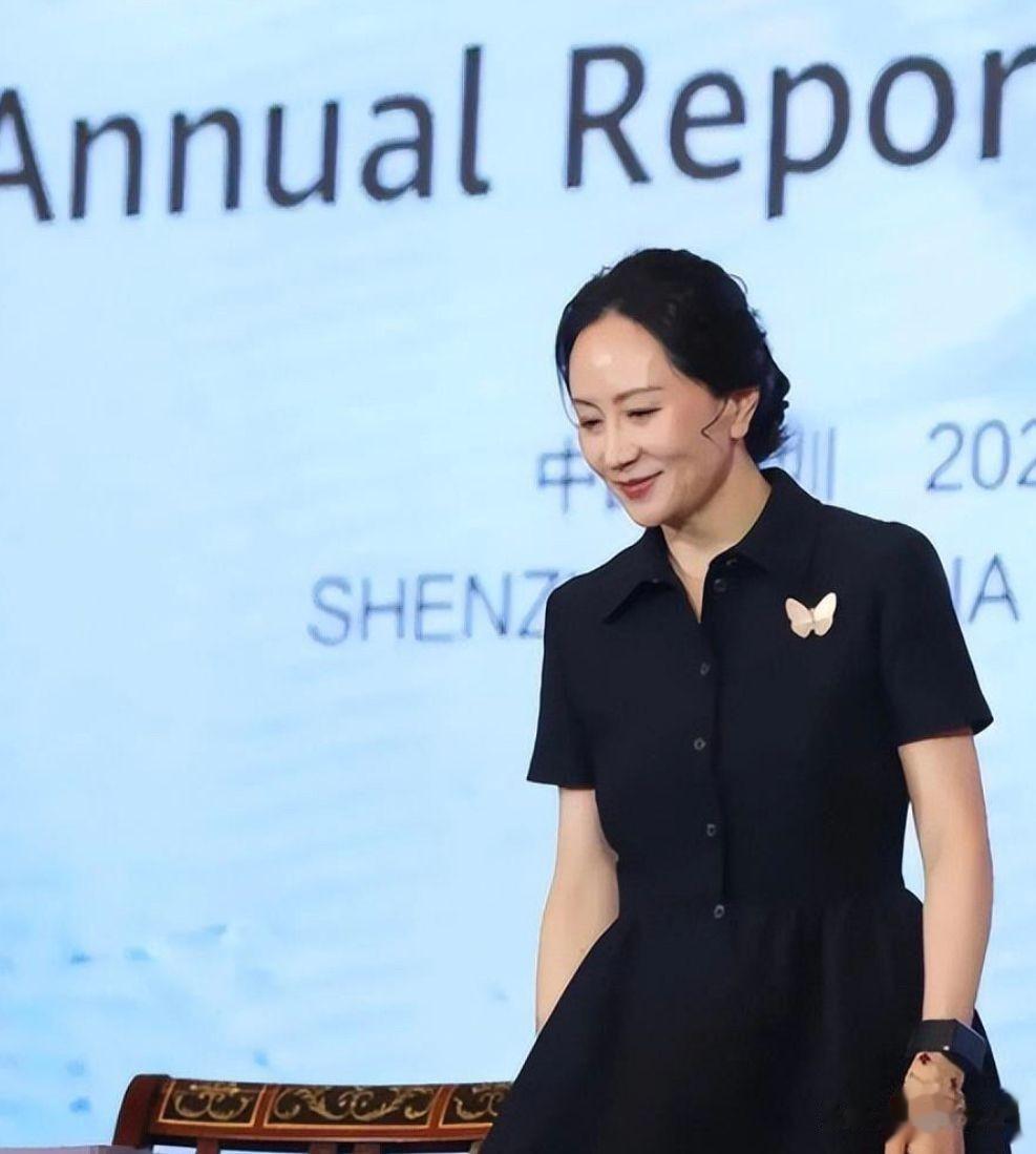 51岁孟晚舟亲身示范：发盘起、裙收腰、色不过三，美得优雅高级
孟晚舟是一位优雅女