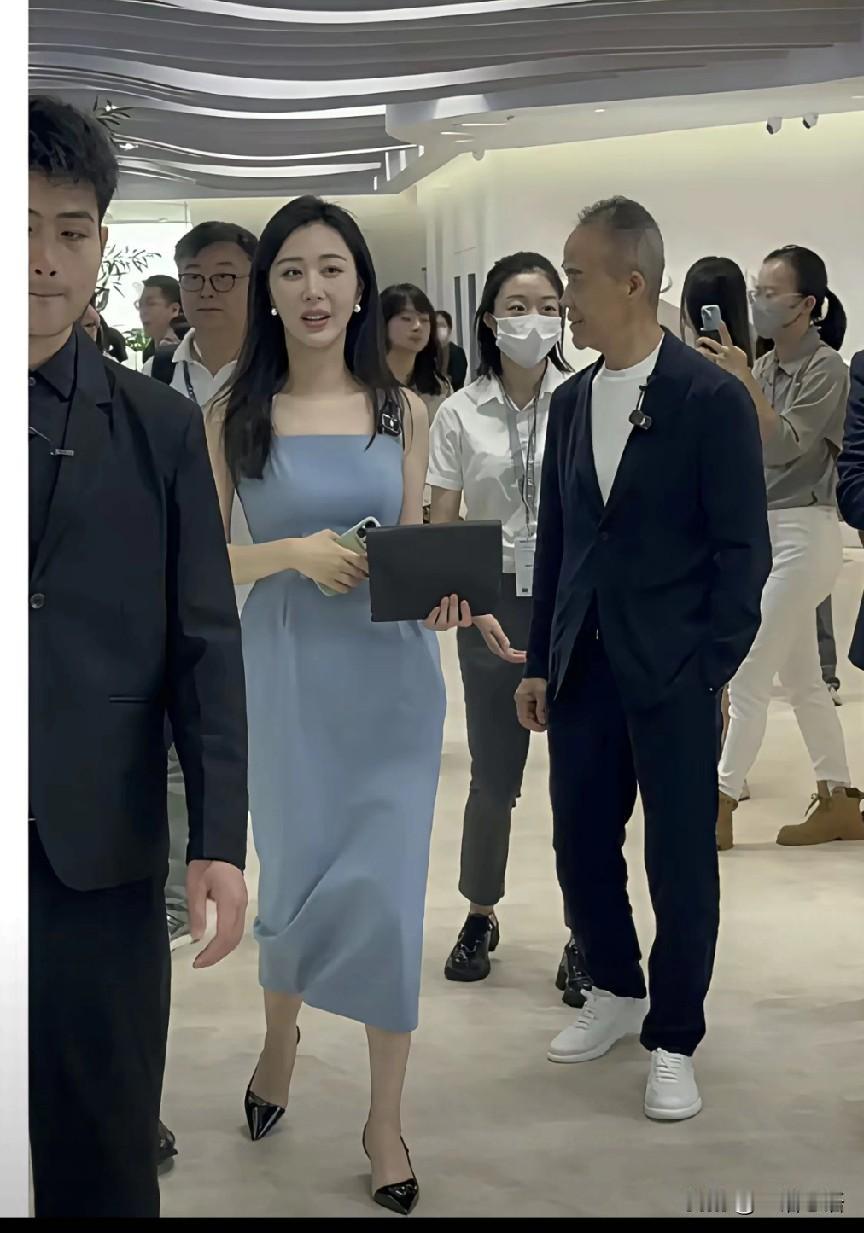 看目不斜视的王石，我觉得田朴珺真是厉害，把老王拿捏的死死的！
能把一个亿万富翁，