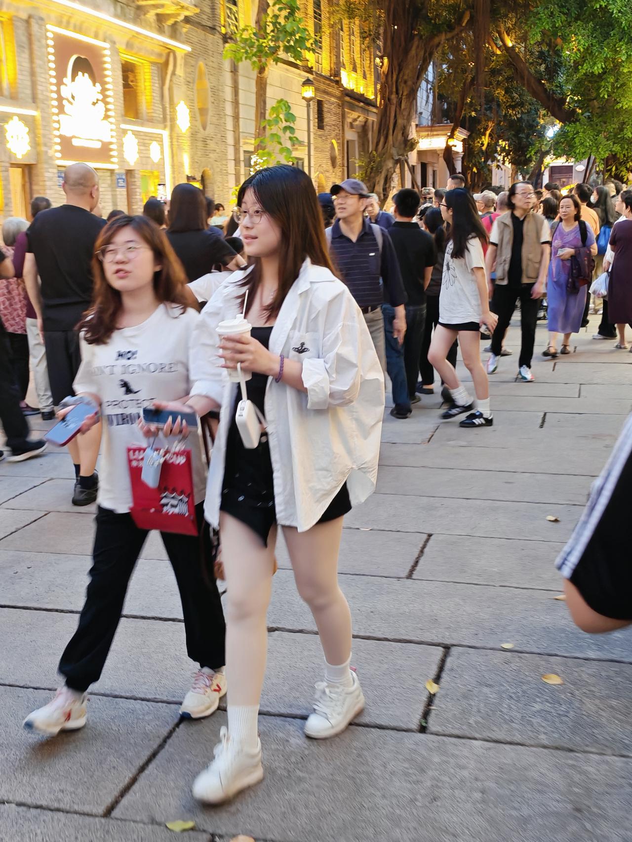 街拍总能捕捉到生活中稍纵即逝的美丽瞬间。就像美娜的街拍写真，那纤细高挑的身材，又