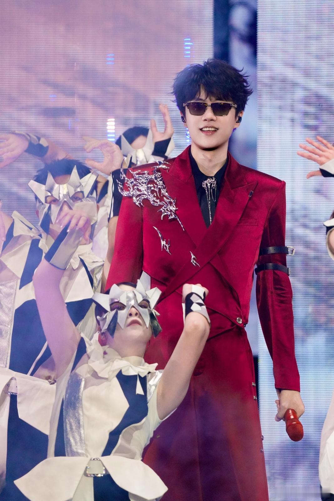 许嵩到底有多少红色衣服许嵩巡演红色战袍持续输出，各式红色舞台穿搭轮番登场，也难怪