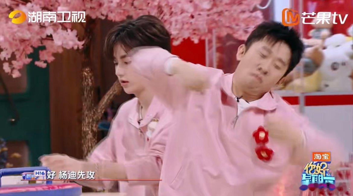 章昊好六新人buff拉满 章昊把《你好星期六》泼水游戏玩出了 “职业选手” 的感