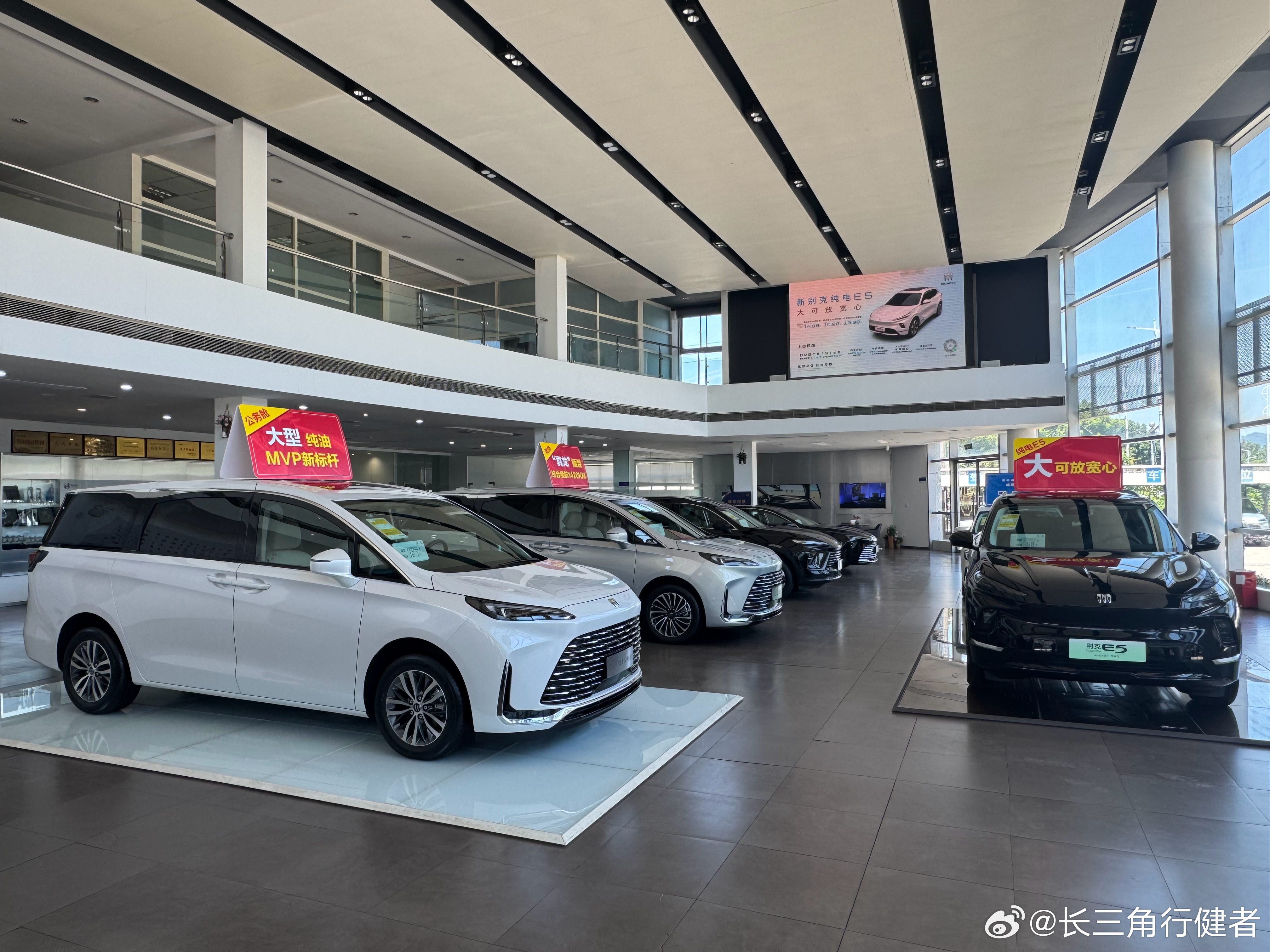 经过别克展厅，深刻感觉比亚迪、吉利等车企崛起带来的影响，在国内汽车市场 别克是底