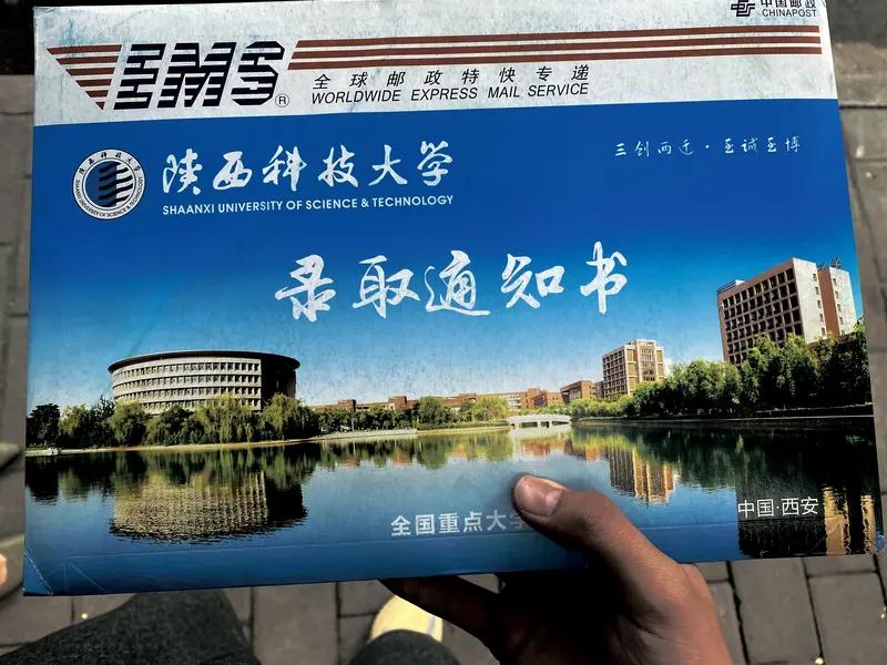 陕西44岁的张志强火了！他手持西北工业大学MBA录取通知书的视频热传。起因是15