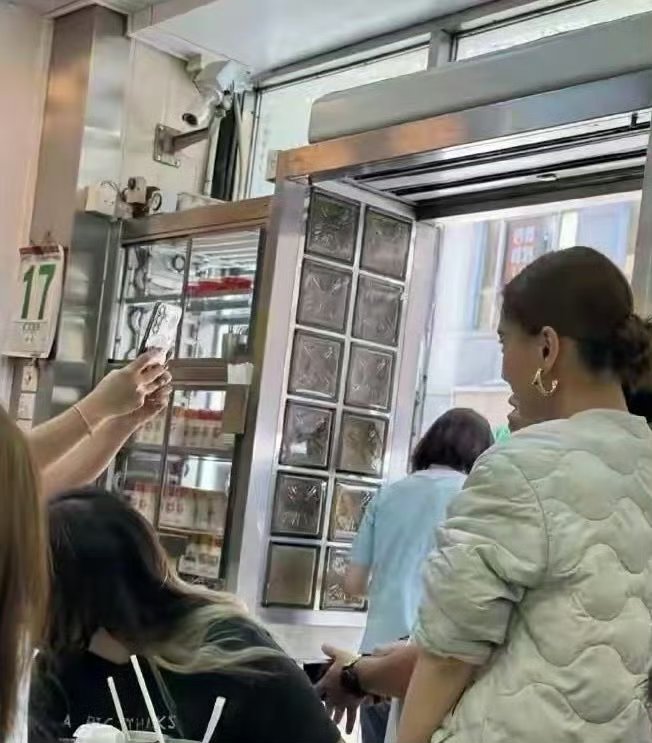 老天呐，难怪那么多人想娶她，真人确实美若天仙 