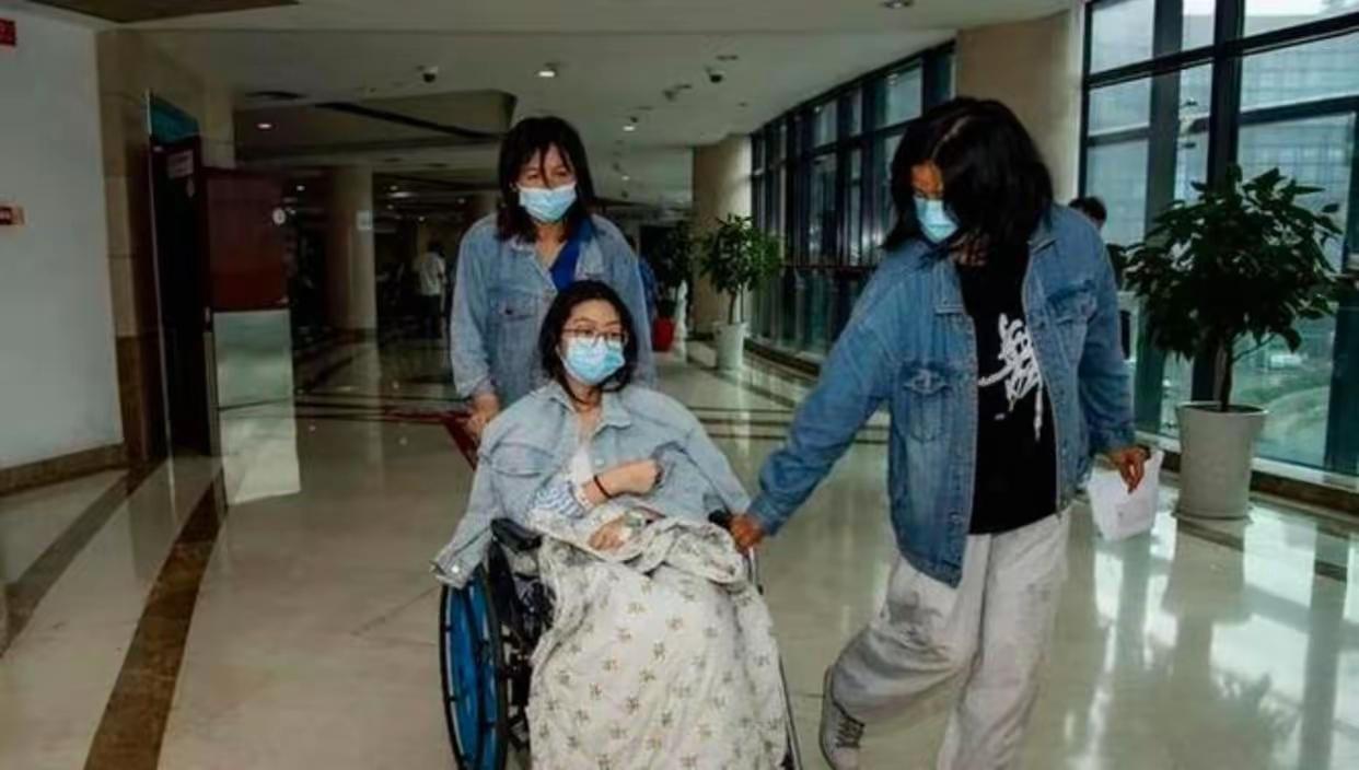 云南昆明7岁女孩街头捡瓶卖纸救白血病妈妈，一句我长大了还你们，让全场破防。
 