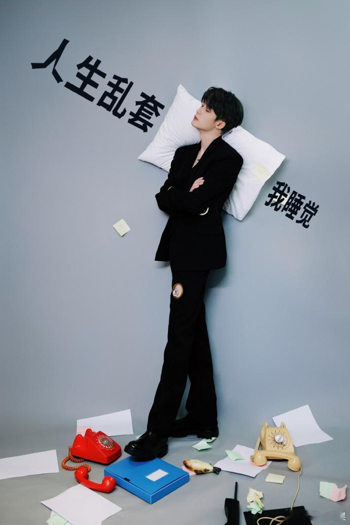 #檀健次工作室发了元莫出外勤版##檀健次元莫演我上班状态# 檀健次元莫的外勤表情