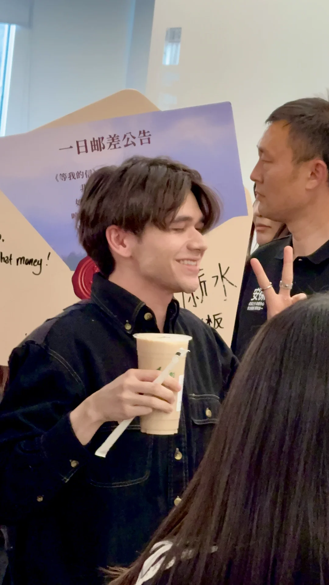 跟庆怜打招呼了👋！此男好萌