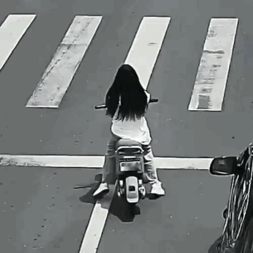 女孩全责
赔司机惊吓费
红绿灯路口
骑车女子被撞
网友却说应该赔司机惊吓费
明明