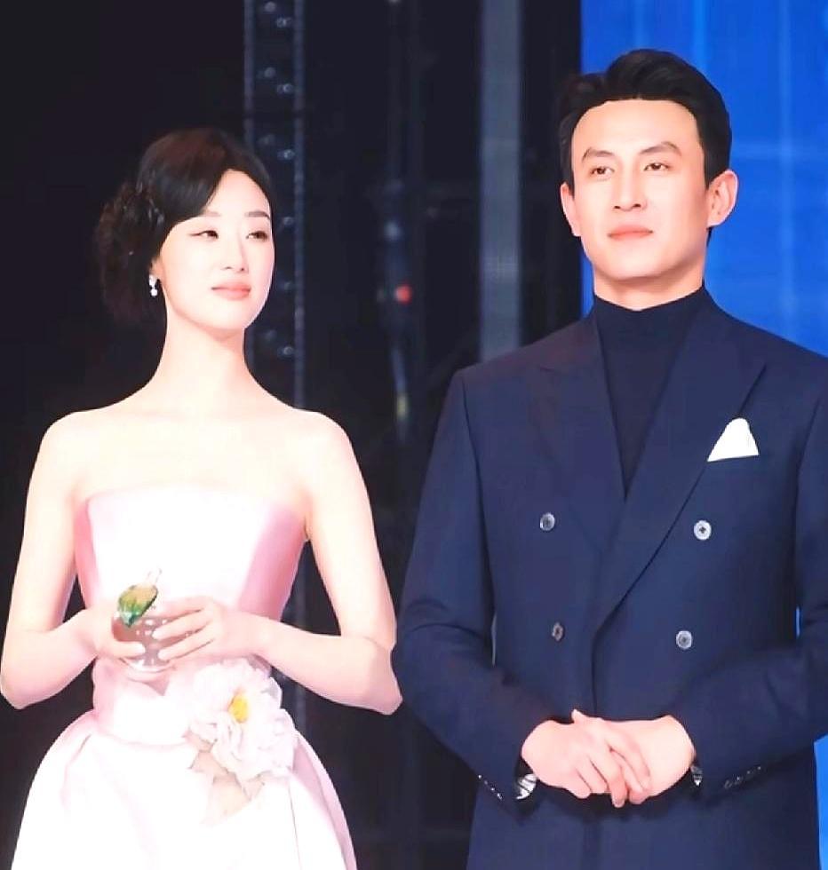 等不到《暗潮涌动2》的人，这次捡了个更大的惊喜。
 
3月10号微短剧品质盛典现