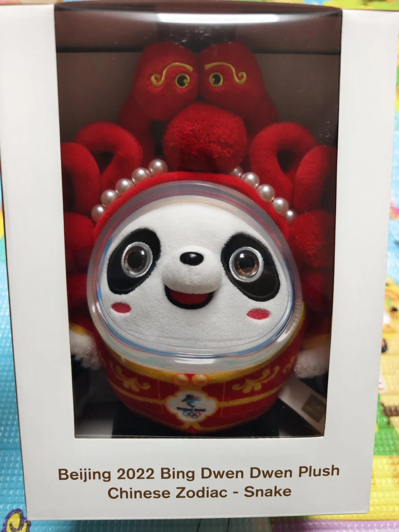 从冬奥开始，每年都买一个生肖冰墩墩，第一年的虎墩墩，然后兔墩墩，今年的龙墩墩，现