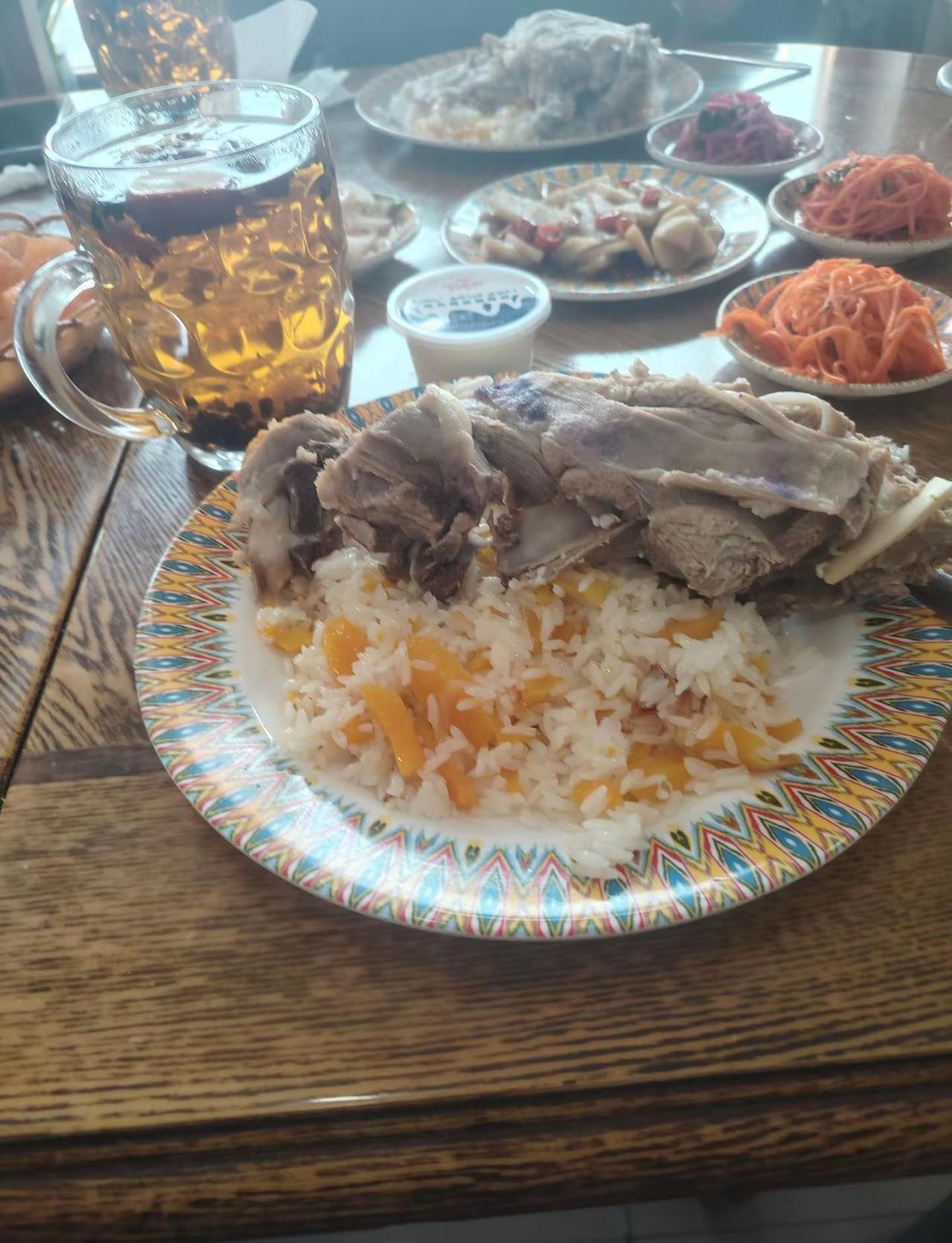 一个人最好的状态，就是不指望谁，不羡慕谁，不小看谁，不依赖谁，默默的努力，活出自