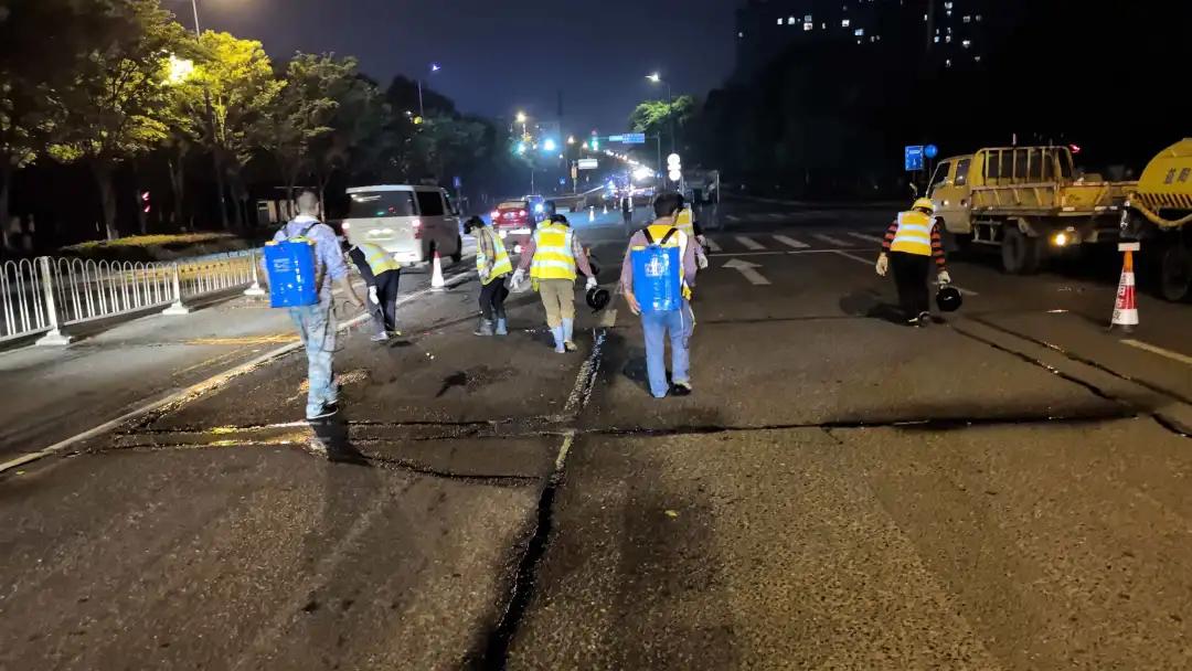 错峰养护保畅通 益阳市政深夜修复银城路