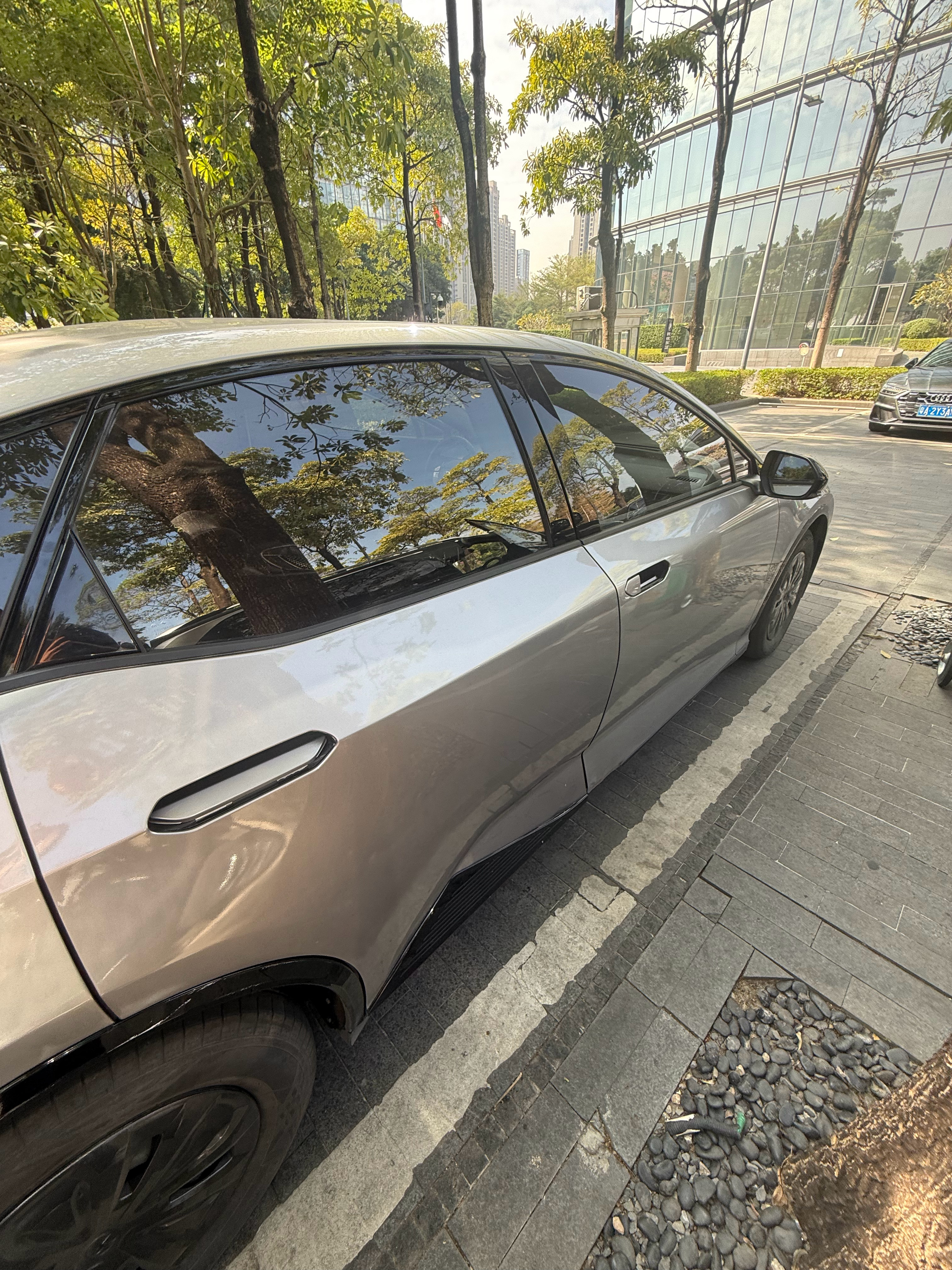 在充电的时候，很师傅聊天，他说这门把手全部换掉了，但不修，因为乘客用起来更方便了