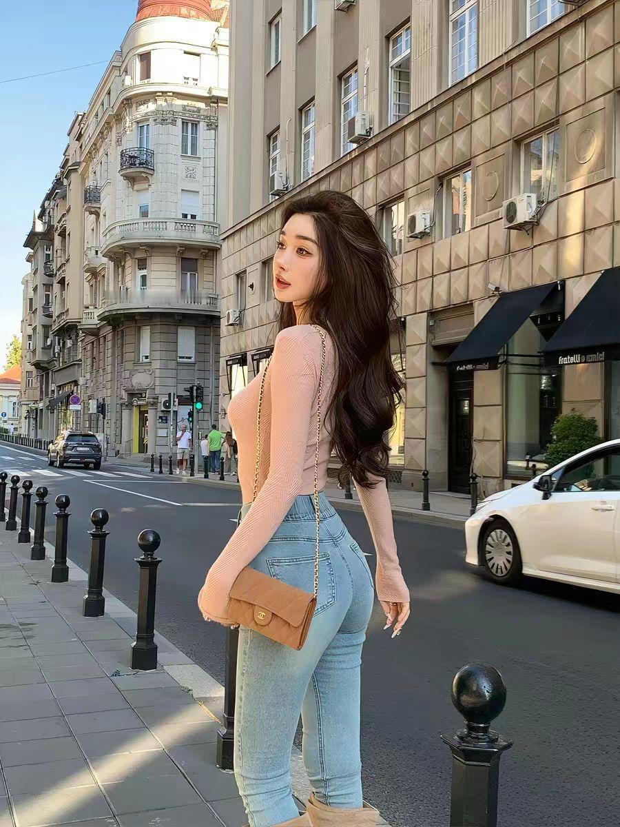 牛仔裤搭配高跟鞋为什么特别好看? 牛仔裤搭配高跟鞋好看，那是有原因的。高跟鞋颜色