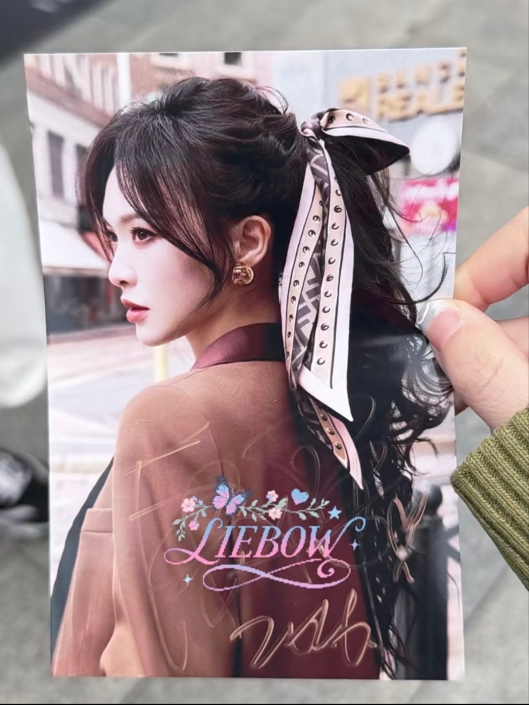 唐嫣 看到粉丝就给签名的漂亮姐姐🥰🥰米兰这套皮草配黑长直又御又明媚！唐嫣米兰