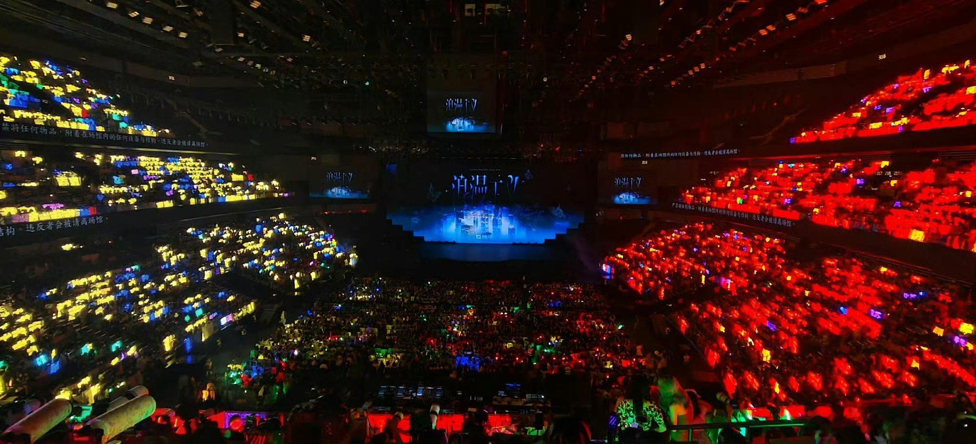 TOP演唱会全景登陆少年演唱会全景登陆少年演唱会第二场全景现场，朱志鑫、张泽禹、