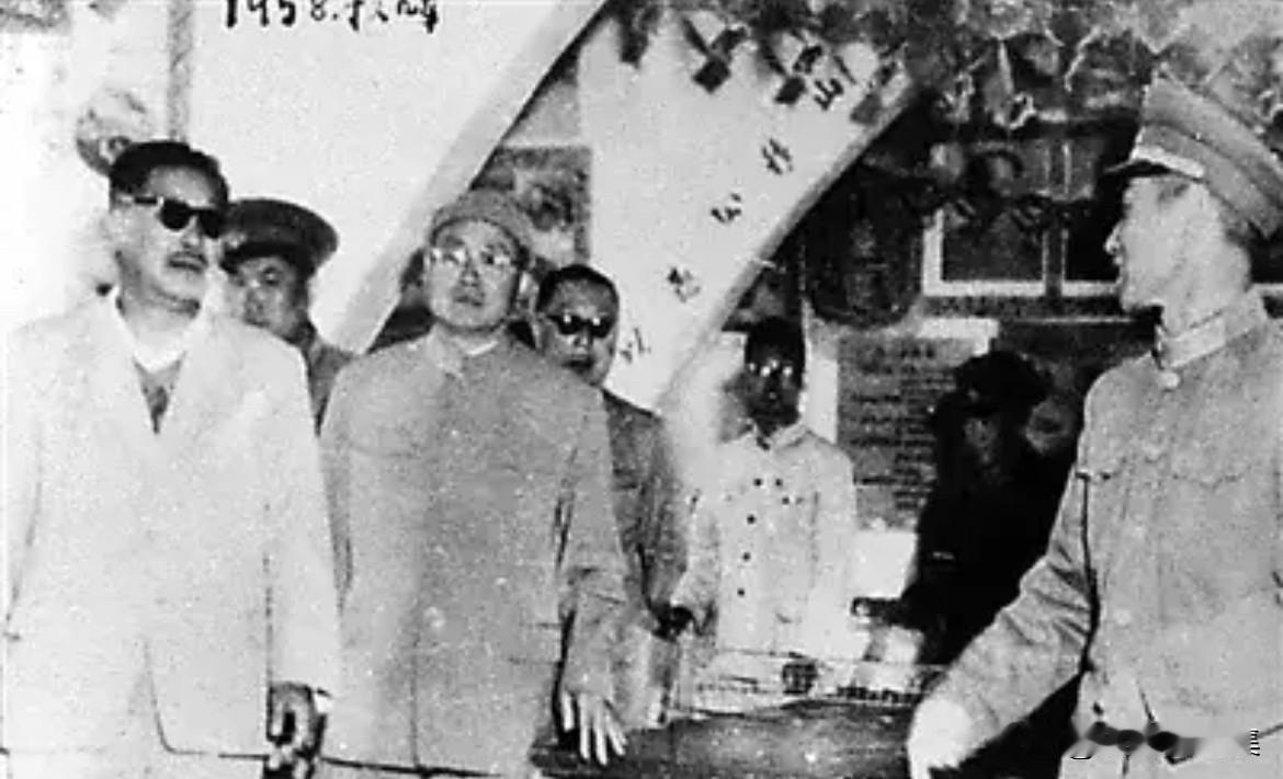 1958年9月，贺龙、刘伯承、聂荣臻三位元帅与其他几位元帅一同前往第部队视察的老