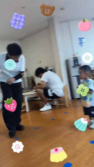 小男孩第一次见到黑人老师？
孩子明显有点害怕！
但是幼儿园里的助教竟然主动走上前