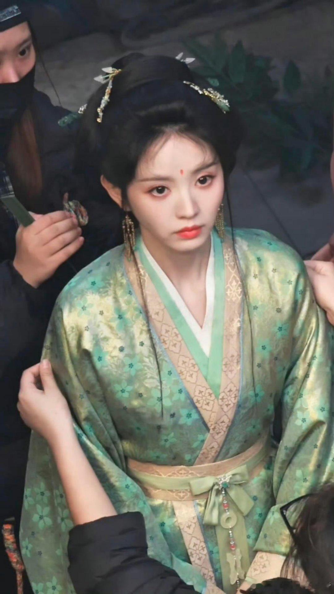 田曦薇闫桉嫁金钗首套妆造路透 