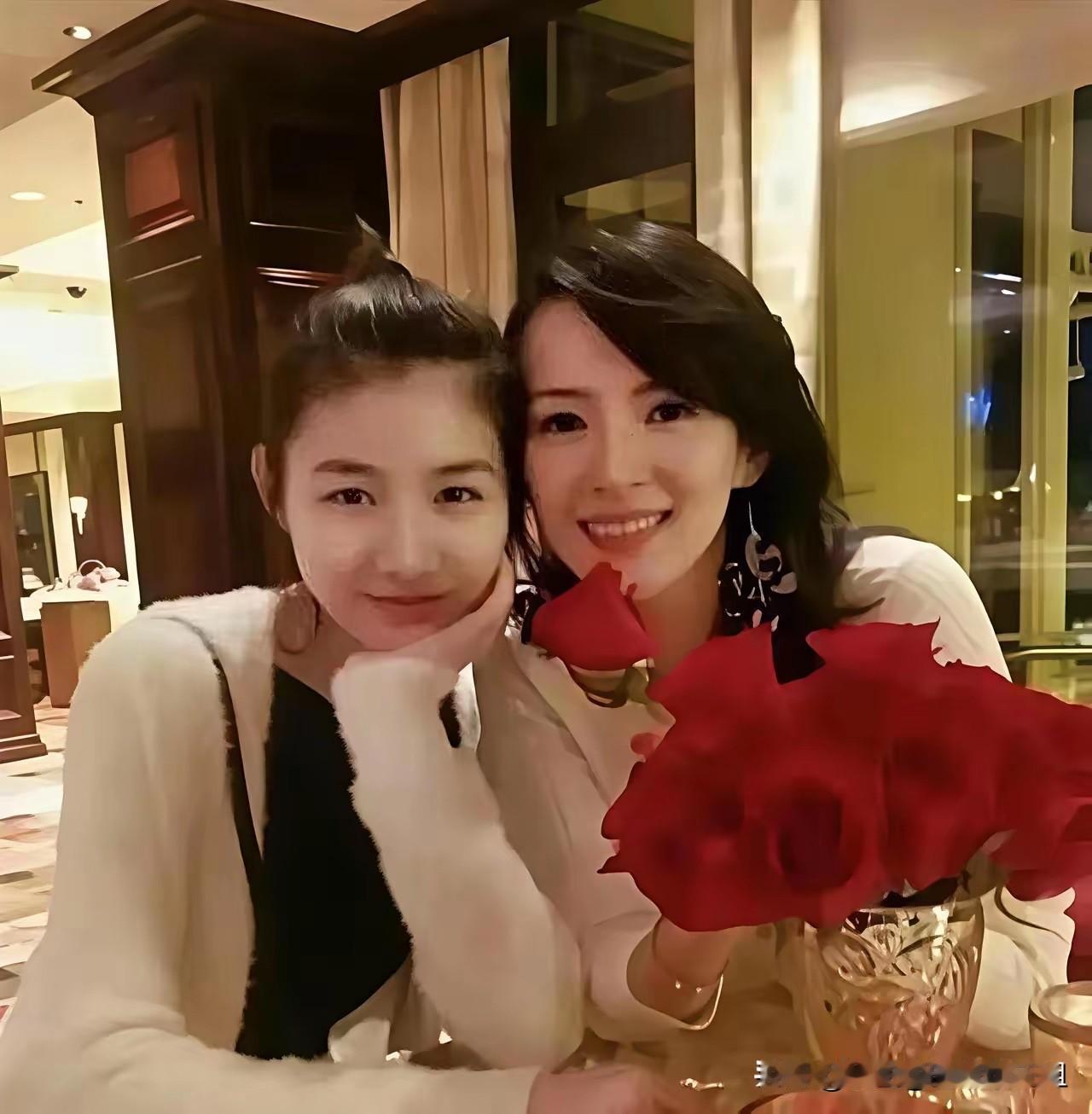 章子怡这后妈当得令全网称赞！
章子怡对前夫郭峰和葛荟婕的女儿小苹果视如己出，关键