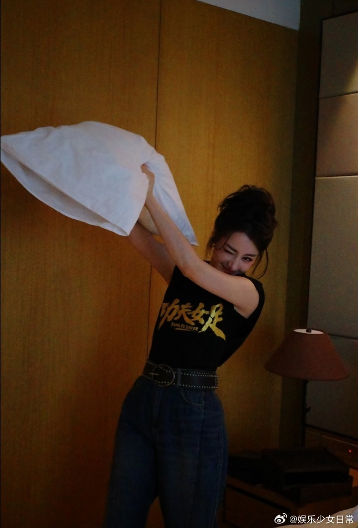 迪丽热巴 谁能不喜欢迪丽热巴啊！身为顶流却超级谦和温柔，对待粉丝耐心又细心，没有