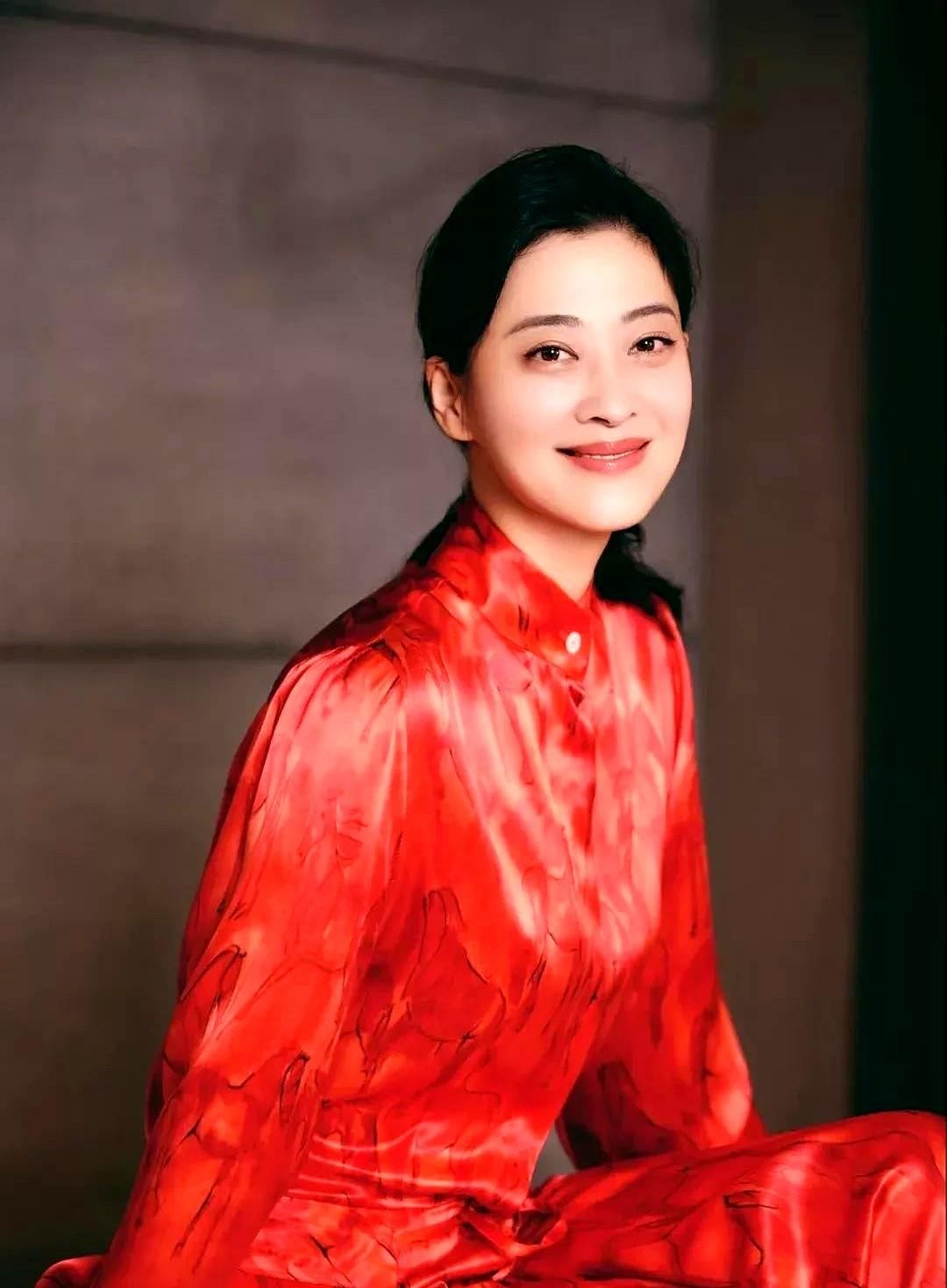 娱乐圈就她敢把黑眼圈直接挂脸上。

别人忙着修图，梅婷从不遮掩那份疲惫感。这曾是