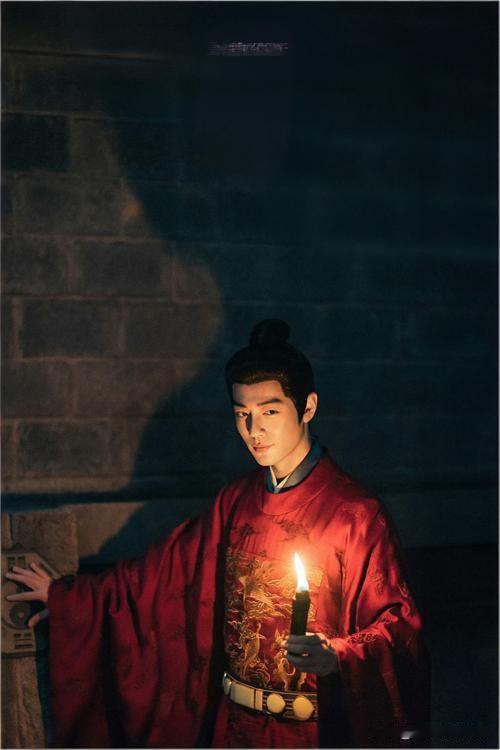 朱元璋本来在寺庙当和尚，当的好好的，汤和突然给他来了一封信，被人举报说他要造反，