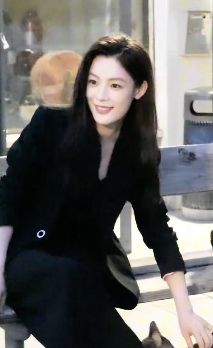 小猫吸引到同伴 小猫得意