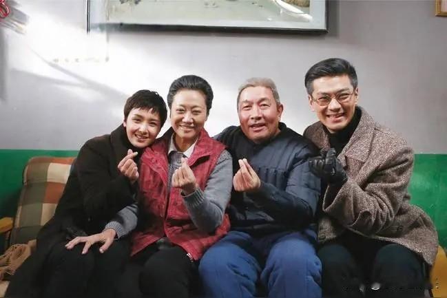 左边的是女演员黄曼，右边的三位也是老演员了，角色深入人心，可就是没有记住他们的名