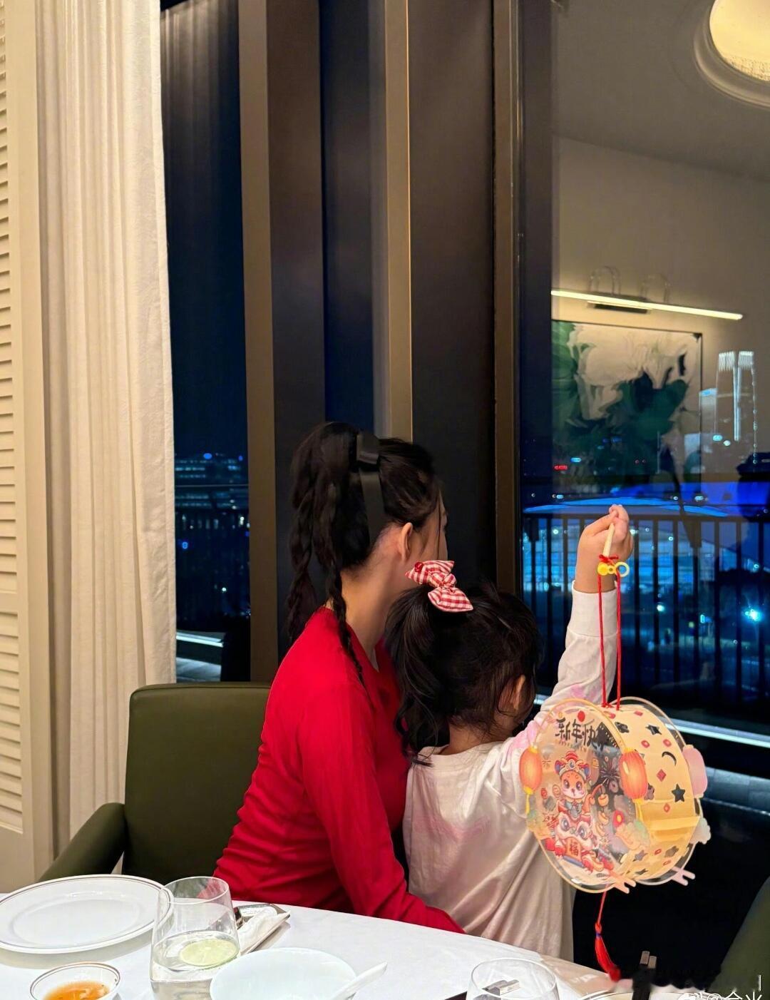 果然不管多酷的男神，一旦有了女儿，都会心甘情愿沦为女儿奴。潘玮柏私下带女儿出门，