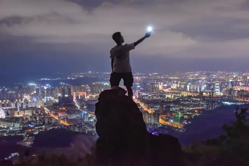 年末了愿好运气常伴你
真正的幸运，往往不是偶然的馈赠，而是日积月累努力的见证。当