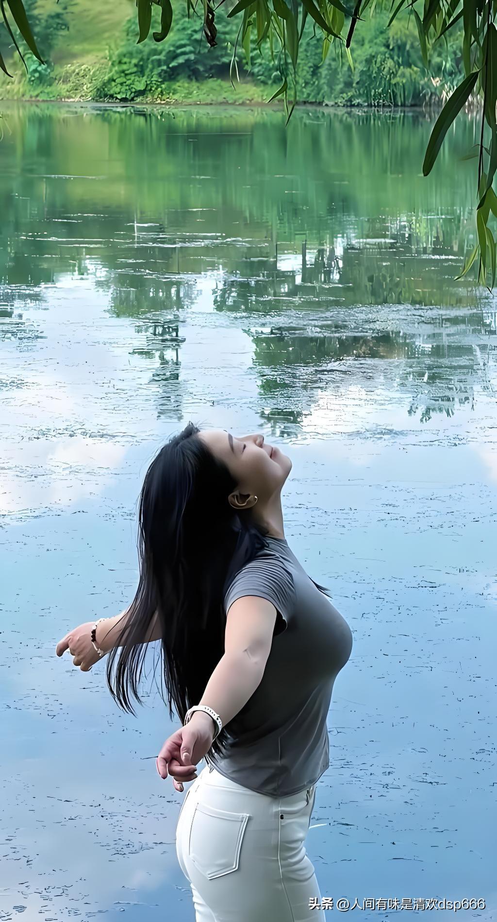 上联：山景山光融山韵
下联：秋花秋叶共秋色
 
整副对联对仗工整，景致层层相融，