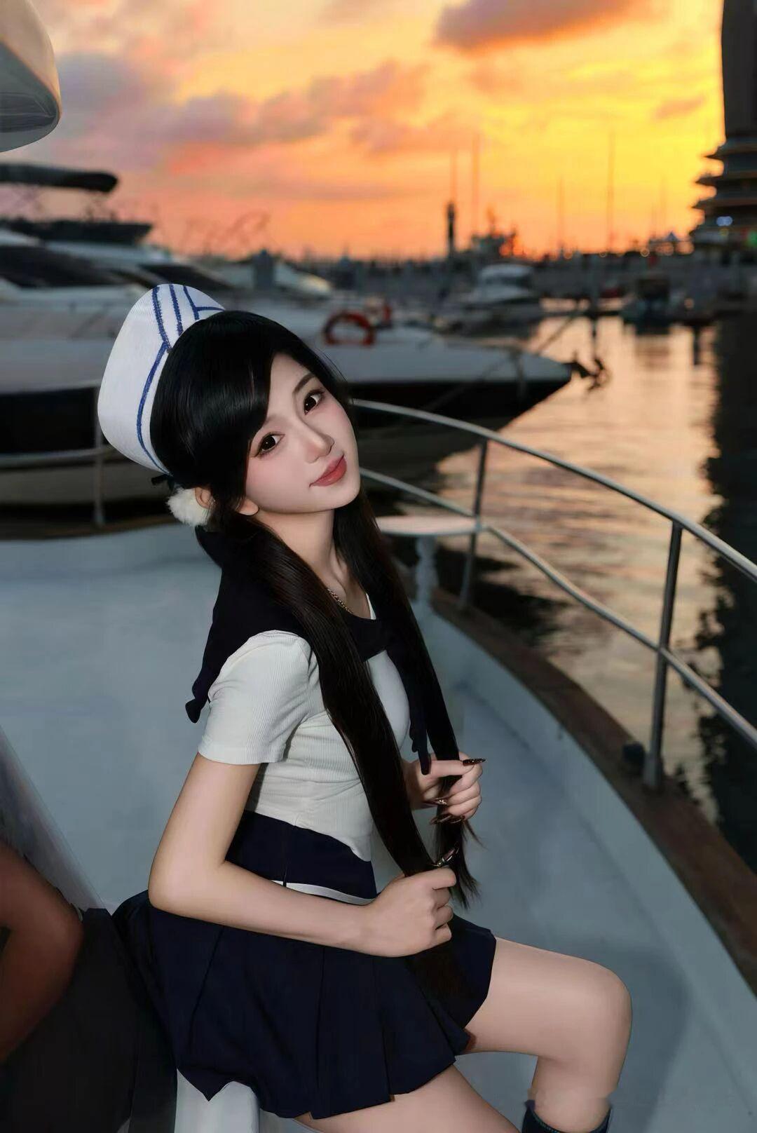 记录我的2026黄昏下的美丽少女坐在船头上，海风吹拂船影摇曳，享受美好时光。