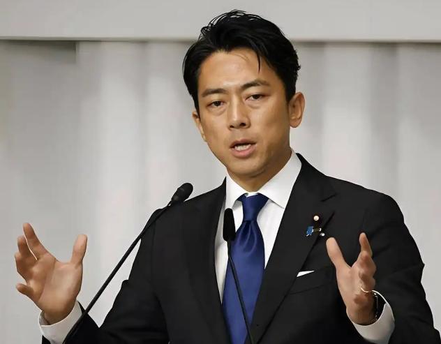 最近有件事挺荒诞：日本快吃不起香蕉了，政客却还在镜头前对中国放狠话。
这不是段子