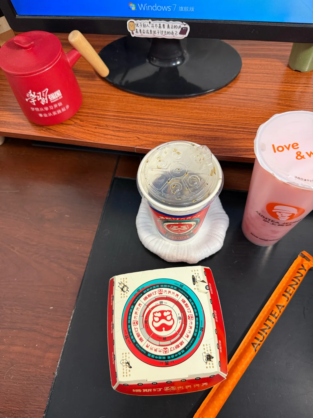 在市政大楼，你永远不知道谁跟你美团拼好饭…