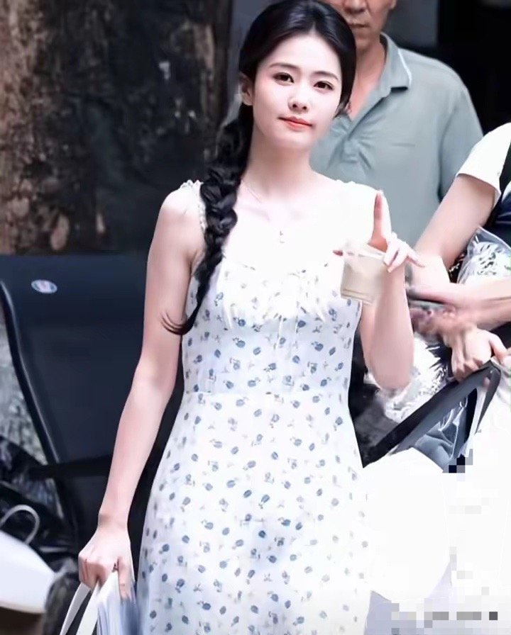 白鹿更改简介一直以来，白鹿的简介都带着鲜明的个人标签，也是大家熟悉很久的标志文字