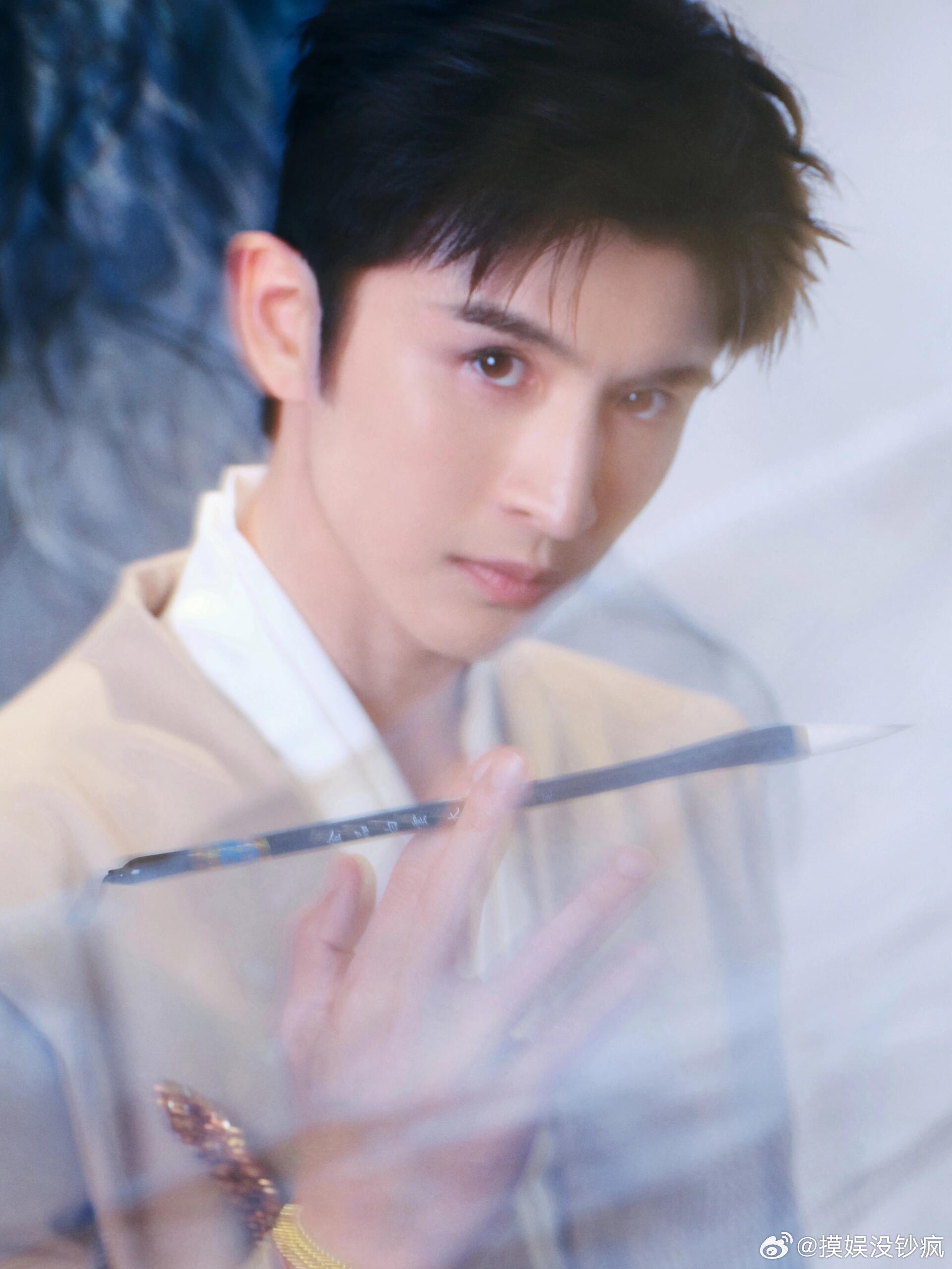 谁懂张云龙张远这“无缝衔接”友情！刚电话送《歌手》补位祝福，转头端午晚会就站一块