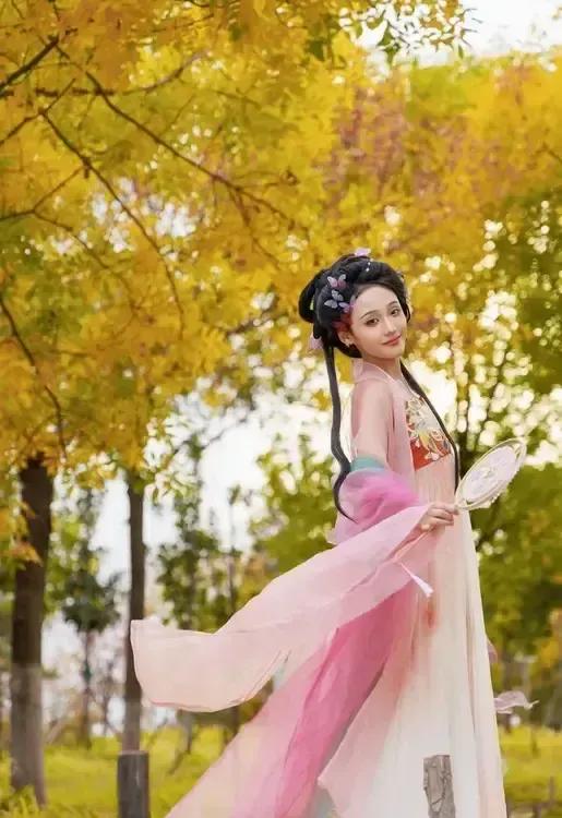 秋日古风少女，粉裙飘逸，手持团扇，笑靥如花。古韵如画佳人 陪衬佳人 如画簪花写真
