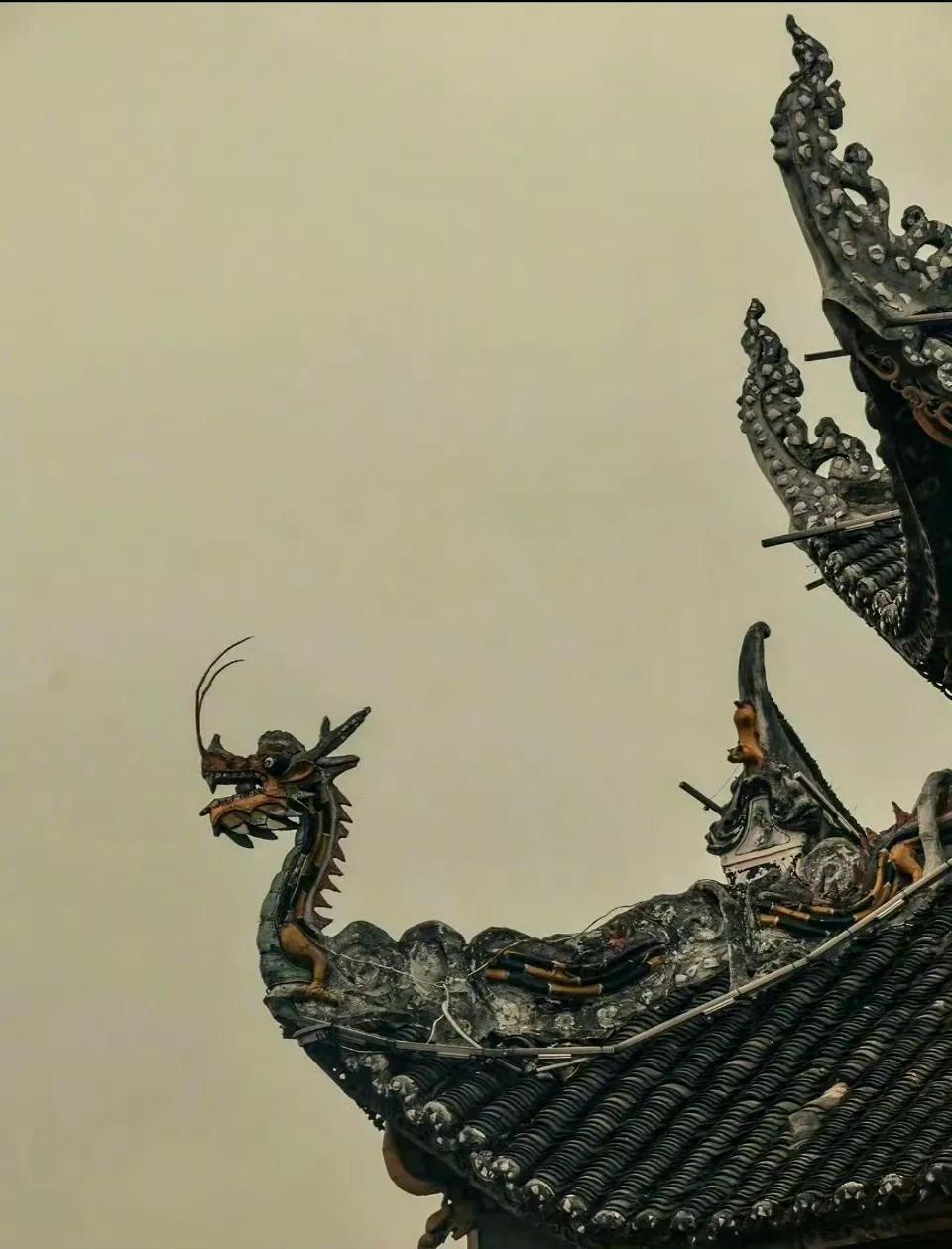 古建筑飞檐，真是悬挑出的飞来之笔。漫步街头，看到传统建筑那轻盈灵动、如大鸟展翼的