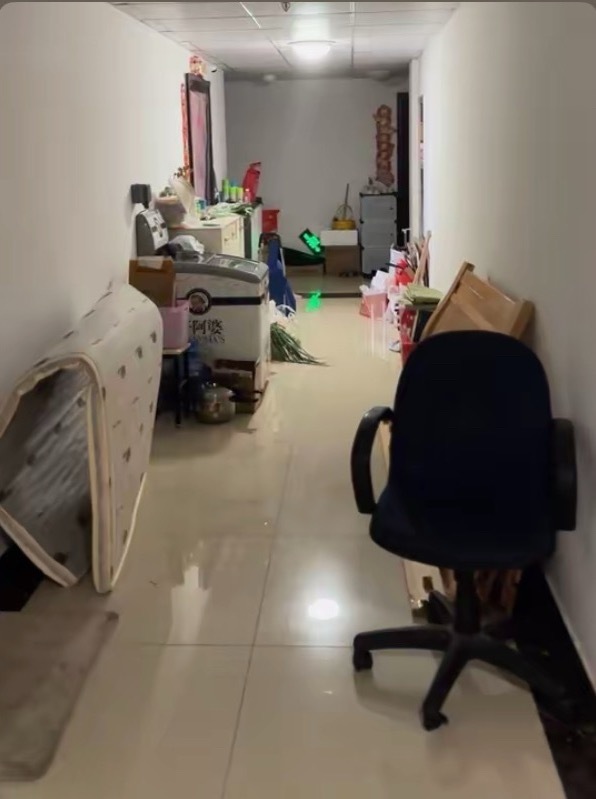 我还以为别人在家开了个超市，还有冰棒卖。想卖房子都卖不掉，本来客户来看房，一看这