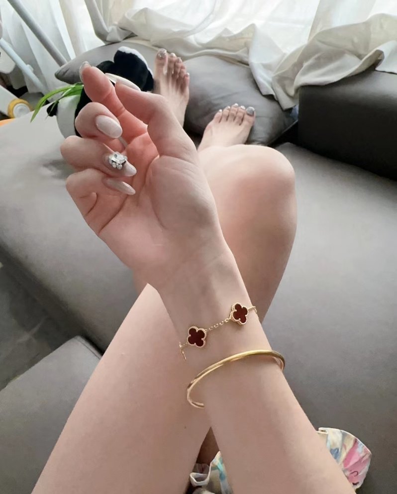 真实的生活就是认真做好每一天你分内的事 不索取目前与你无关的爱和远景 . ​​​